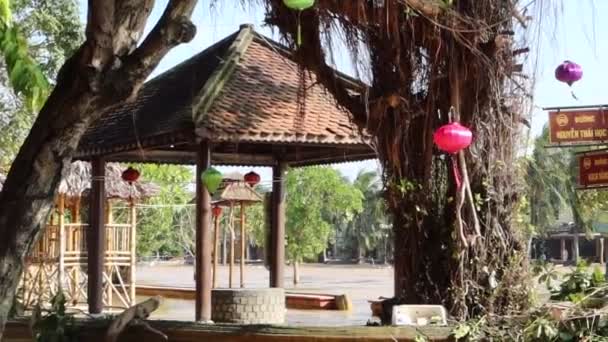 Thu Bon floden svämmar över och förstör en bro i Hoi An efter tyfon Molave — Stockvideo