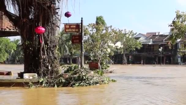 A Thu Bon folyó túlcsordul Hoi An-ban és sok utcát eláraszt a Molave tájfun után. — Stock videók