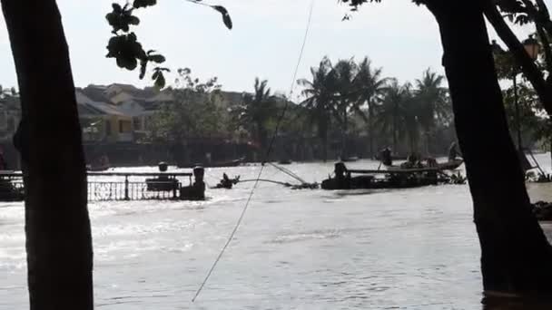 Thu Bon River déborde et détruit un célèbre pont à Hoi An après le typhon Molave — Video