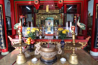 Hoi An, Vietnam, 29 Ekim 2020 Hoi An 'daki Fujian Çin Tapınağı' nın sunağı önünde sunulan sunağın detayları.