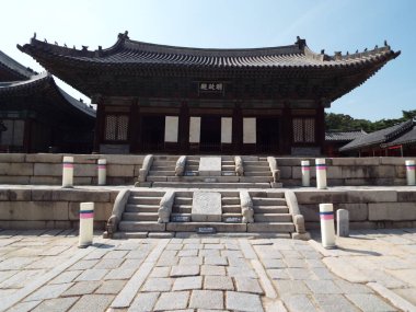 Seul, Güney Kore, 25 Eylül 2016: Seul 'deki Deoksugung Sarayı' nın evlerinden birine giriş merdivenleri