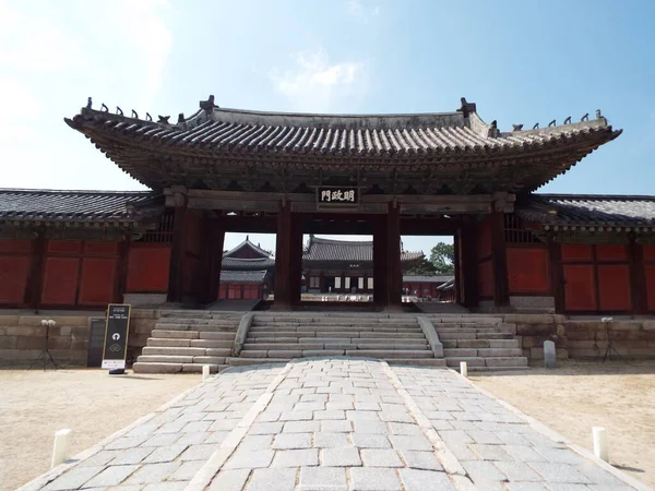 2016 서울의 Deoksugung Palace 입구중 — 스톡 사진