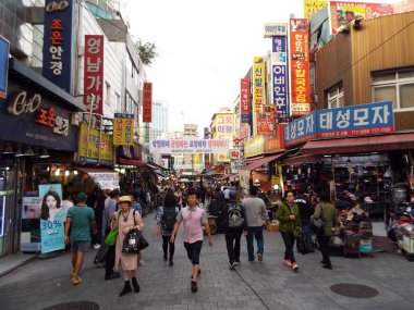 Seul, Güney Kore, 6 Ekim 2016: Namdaemun pazarının canlı ve renkli bir caddesinde geniş bir halk. Seul