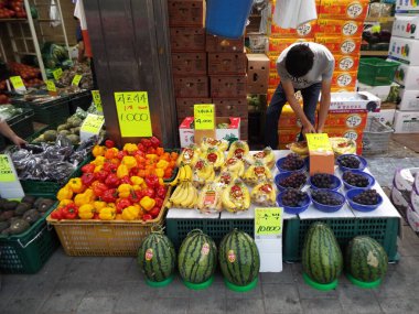 Seul, Güney Kore, 6 Ekim 2016: Namdaemun pazarındaki bir meyve tezgahında bir adam. Seul