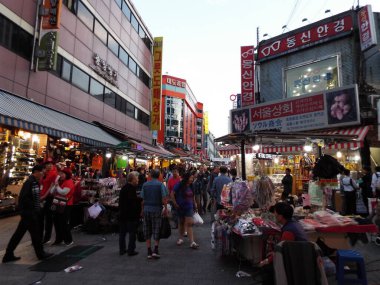 Seul, Güney Kore, 6 Ekim 2016: Namdaemun pazarındaki bir sokakta büyük bir halk. Seul