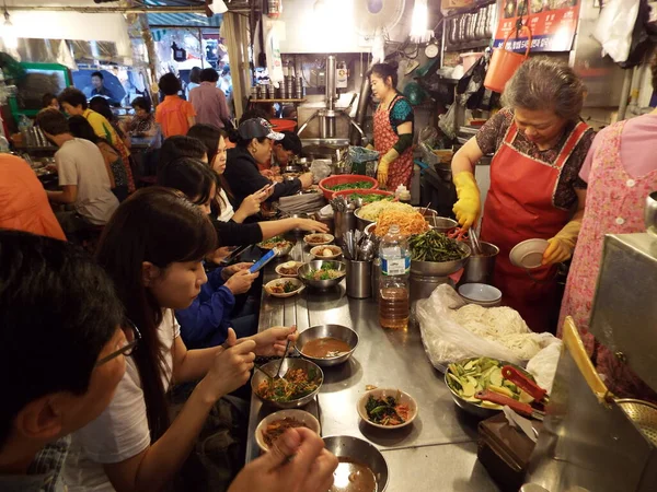 2016年9月27日 韩国首尔 人们在Namdaemun市场餐厅的酒吧吃饭 — 图库照片