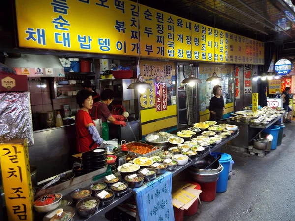 2016年9月27日 韩国首尔 3名妇女在南大梦市场的一个食品店 — 图库照片