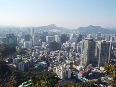 Seul, Güney Kore, 26 Eylül 2016: Seul 'deki Namsan Parkı' nın arka planında dağlar olan şehir manzarası