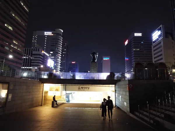 Seul Coreia Sul Setembro 2016 Casal Deixando Centro Cultural Sob — Fotografia de Stock