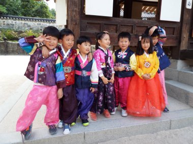 Seul, Güney Kore, 26 Eylül 2016: Seul 'deki Namsangol Hanok Köyü' nde geleneksel Kore elbisesi olan Hanbok gibi giyinmiş bir grup gülen çocuk