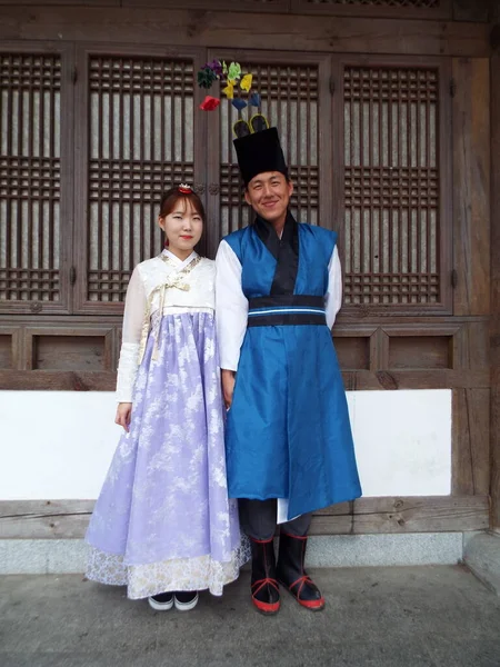 Jeonju Coréia Sul Outubro 2016 Casal Posa Vestida Com Hanbok — Fotografia de Stock