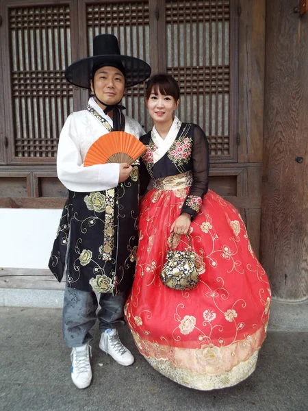 Чонджу Южная Корея Октября 2016 Года Улыбающаяся Пара Позирует Ханбоке — стоковое фото