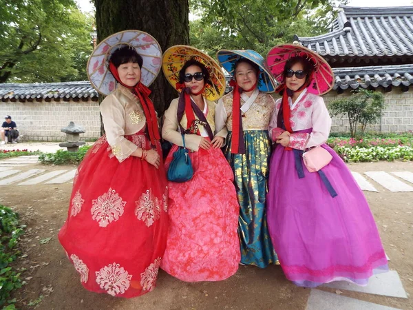 Jeonju Südkorea Oktober 2016 Vier Frauen Tragen Hanbok Traditionelle Koreanische — Stockfoto