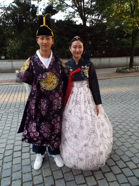 Jeonju Südkorea Oktober 2016 Ein Paar Hanbok Einem Farbenfrohen Traditionellen — Stockfoto