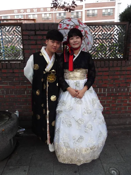 2016年10月2日全州市 全州通りのカラフルな韓国の伝統衣装である韓服を着た男の子と女の子 — ストック写真