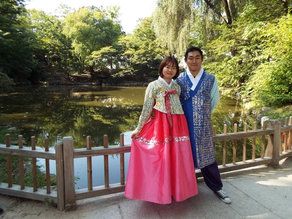 Seoul Südkorea September 2016 Ein Paar Hanbok Traditioneller Koreanischer Kleidung — Stockfoto