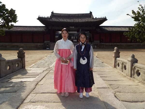 Seoul Südkorea September 2016 Zwei Mädchen Tragen Hanbok Traditionelle Koreanische — Stockfoto