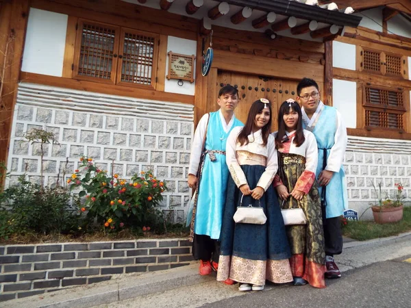 Seoul Südkorea September 2016 Zwei Paare Hanbok Traditioneller Koreanischer Kleidung — Stockfoto