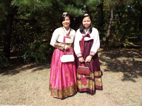 Seoul Südkorea September 2016 Zwei Lächelnde Mädchen Hanbok Traditioneller Koreanischer — Stockfoto
