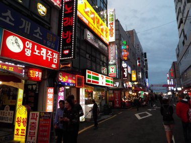 Busan, Güney Kore, 29 Eylül 2016: Busan Jagalchi Pazarı 'nın renkli ve işlek caddesi