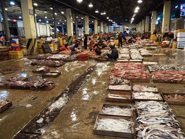 2016 부산의 재갈치 시장에서 물고기가 박스들과 노동자들이 그것들을 준비하고 — 스톡 사진