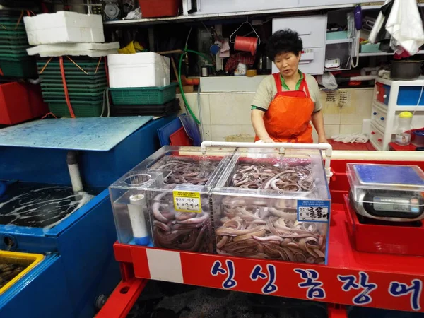 Busan Südkorea September 2016 Eine Frau Verkauft Auf Dem Jagalchi — Stockfoto