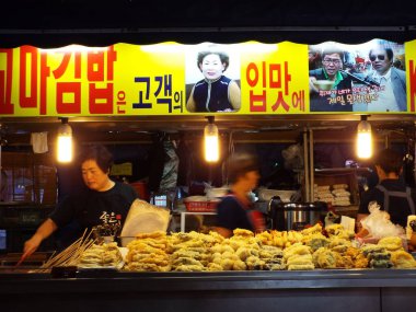 Busan, Güney Kore, 18 Eylül 2017: Busan 'daki Jagalchi pazarında bir fast food restoranında iki kadın