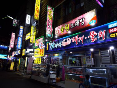 Busan, Güney Kore, 18 Eylül 2017: Busan Jagalchi Market 'te balık restoranları
