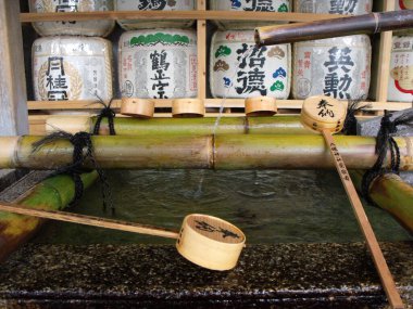 Kyoto, Japonya, 13 Temmuz 2016: Kyoto tapınağındaki tipik bir Japon bambu çeşmesi