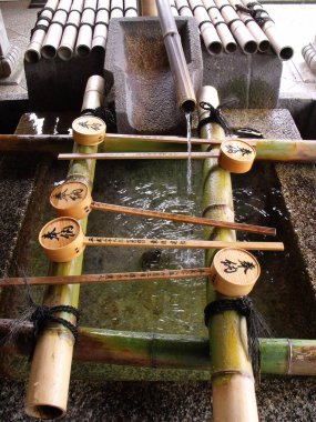 Kyoto, Japonya, 13 Temmuz 2016: Kyoto tapınağındaki tipik bir Japon bambu çeşmesine dikey bakış