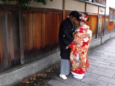 Kyoto, Japonya, 13 Temmuz 2016: Kyoto 'da bir sokakta geleneksel kimono giymiş bir erkek ve bir kadın