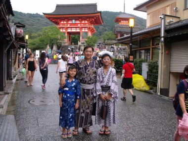 Kyoto, Japonya, 13 Temmuz 2016: Kyoto 'da bir sokakta geleneksel kimono giymiş iki çocuğu olan bir adam
