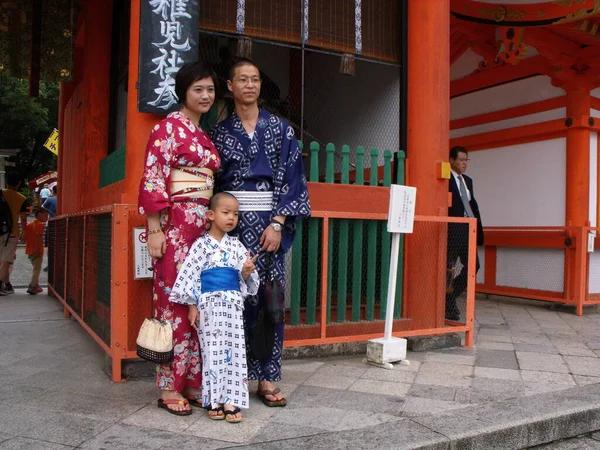 Kyoto Japan Juli 2016 Japanische Familie Traditionellem Kimono Auf Einer — Stockfoto