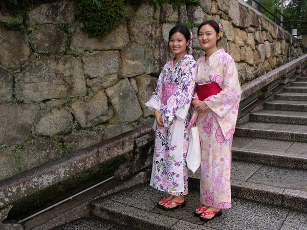 Kyoto Japan Juli 2016 Zwei Mädchen Traditionellen Farbigen Kimono Auf — Stockfoto