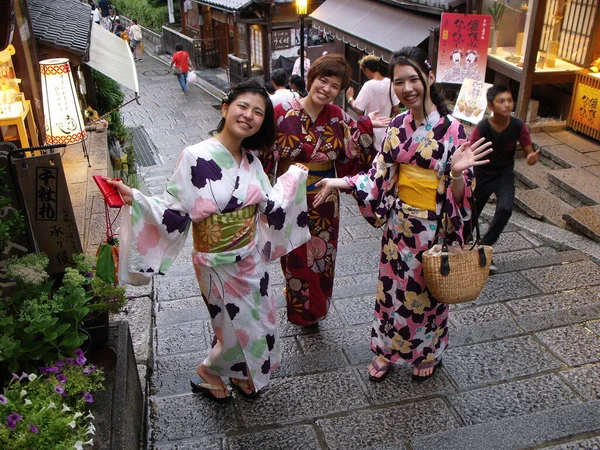 Kyoto Japan Juli 2016 Drei Mädchen Traditionellen Farbigen Kimono Auf — Stockfoto