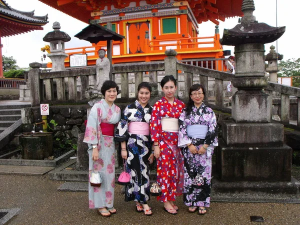 Kyoto Japan Juli 2016 Vier Frauen Traditionellen Farbenfrohen Kimonos Einem — Stockfoto