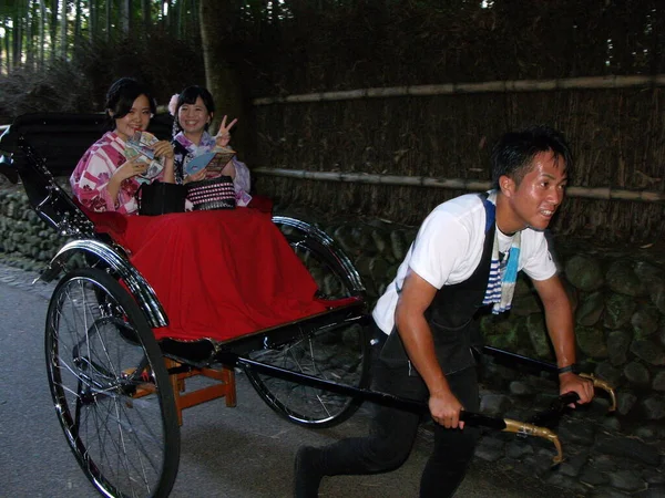 Kyoto Japan Juli 2016 Ein Mann Zieht Eine Typische Rikscha — Stockfoto