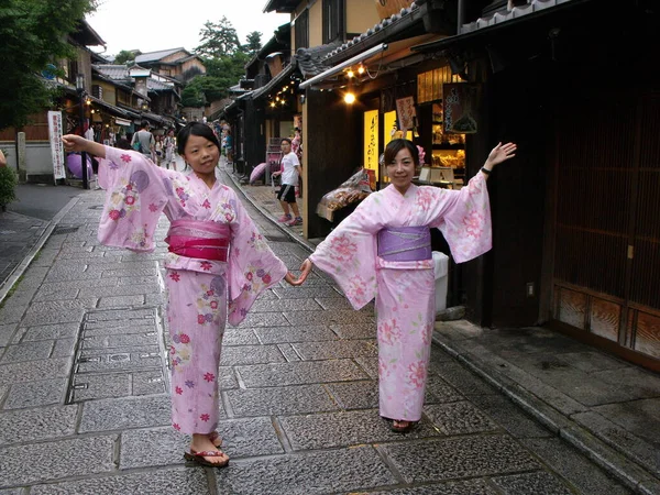 Kyoto Japan Juli 2016 Zwei Japanische Mädchen Traditionellen Rosa Kimono — Stockfoto