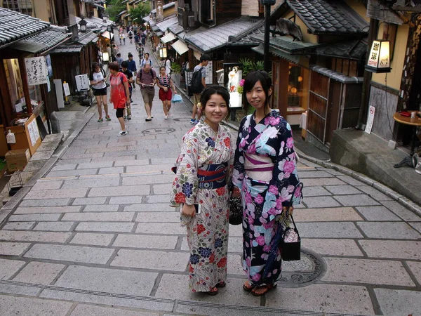 Kyoto Japan Juli 2016 Zwei Japanische Mädchen Traditionellen Bunten Kimonos — Stockfoto