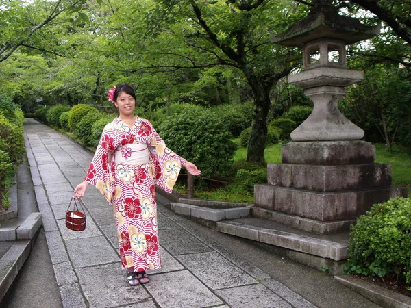 Kyoto Japan Juli 2016 Ein Mädchen Traditionellen Kimono Einem Park — Stockfoto