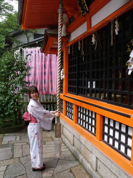 Kyoto Japan Juli 2016 Ein Mädchen Traditionellen Kimono Neben Dem — Stockfoto