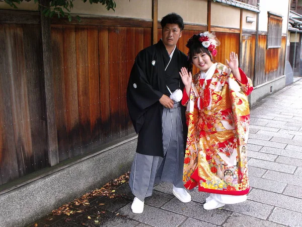 Kyoto, Japonya, 13 Temmuz 2016: Kyoto 'da bir sokakta geleneksel kimono giymiş bir Japon erkek ve kadın