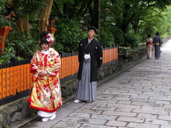 Kyoto Japan Juli 2016 Japaner Traditionellem Kimono Auf Einer Straße — Stockfoto