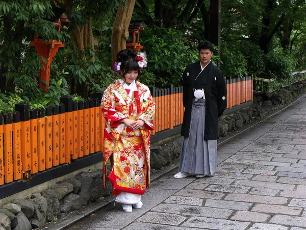 Kyoto Japan Juli 2016 Japanisches Paar Traditionellem Kimono Auf Einer — Stockfoto