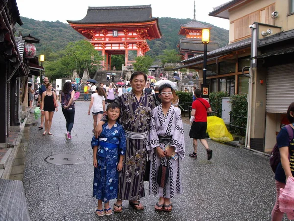 Kyoto Japan Juli 2016 Ein Mann Mit Seinen Beiden Kindern — Stockfoto
