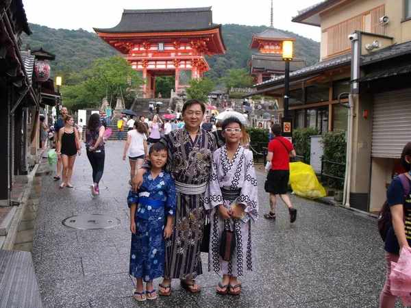 Kyoto, Japonya, 13 Temmuz 2016: Kyoto 'da bir sokakta geleneksel kimono giymiş iki çocuğu olan bir adam