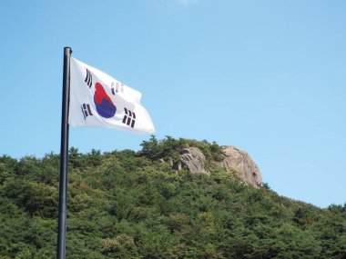 Bongha Köyü, Gimhae, Güney Kore, 8 Ekim 2017: Güney Kore bayrağı, Güney Kore 'nin 16. başkanı Roh Moo-hyun' un doğduğu yer olan Bongha Köyü 'nde bir dağın yanında.