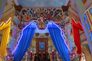 Hoi An, Vietnam, 19 Kasım 2020: Hoi An 'daki Cao Dai tapınağının ana salonundaki her şeyi gören gözdeki farklı tanrıların figürleri