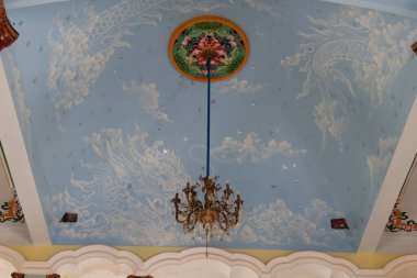 Hoi An, Vietnam, 19 Kasım 2020: Hoi An 'daki Cao Dai tapınağının ana salonunun tavanında lamba