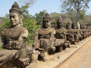 Siem Reap, Kamboçya, 6 Nisan 2016: Angkor 'daki Khmer tapınağı kompleksinde taş heykellerle köprü